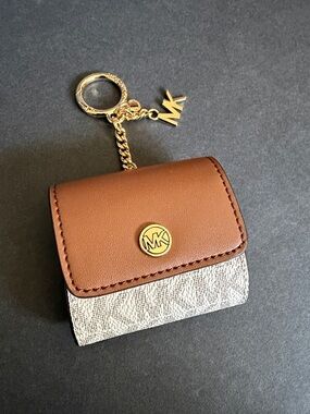 Michael Kors jet set travel Airpod case